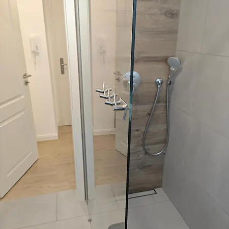 - Geisweid Work And Neu Modernisiert 2 Schlafzimmer Badezimmer Balkon Siegen