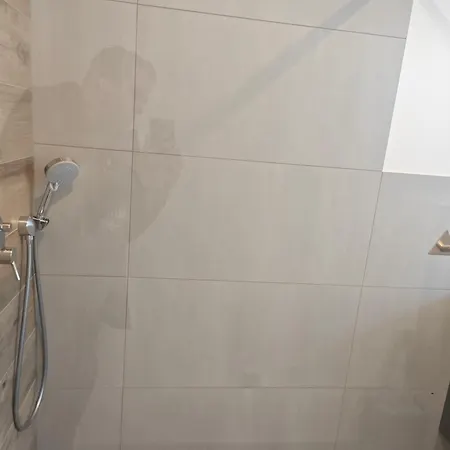 - Geisweid Work And Neu Modernisiert 2 Schlafzimmer Badezimmer Balkon Siegen