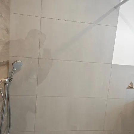 - Geisweid Work And Neu Modernisiert 2 Schlafzimmer Badezimmer Balkon