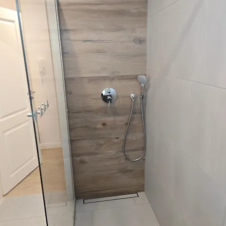 - Geisweid Work And Neu Modernisiert 2 Schlafzimmer Badezimmer Balkon Siegen