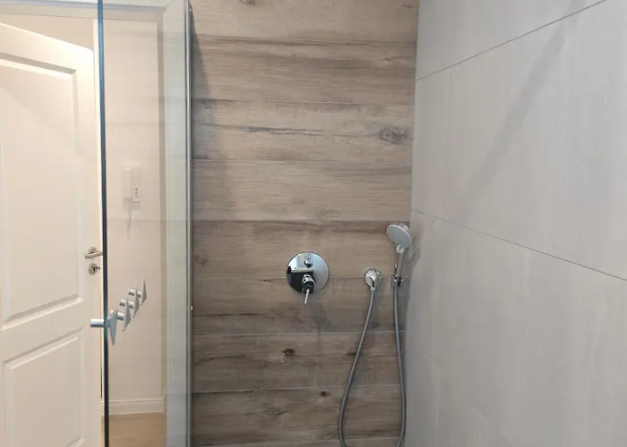 - Geisweid Work And Neu Modernisiert 2 Schlafzimmer Badezimmer Balkon Lägenhet Siegen