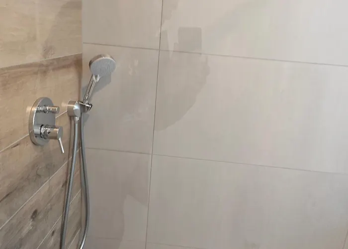 - Geisweid Work And Neu Modernisiert 2 Schlafzimmer Badezimmer Balkon Lägenhet Siegen