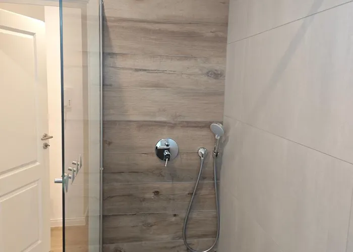 - Geisweid Work And Neu Modernisiert 2 Schlafzimmer Badezimmer Balkon Lägenhet Siegen