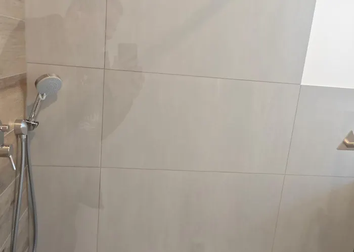 - Geisweid Work And Neu Modernisiert 2 Schlafzimmer Badezimmer Balkon Siegen