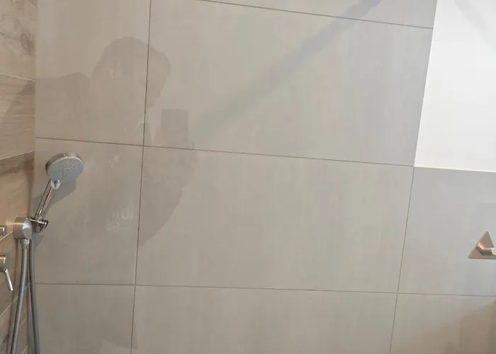 - Geisweid Work And Neu Modernisiert 2 Schlafzimmer Badezimmer Balkon