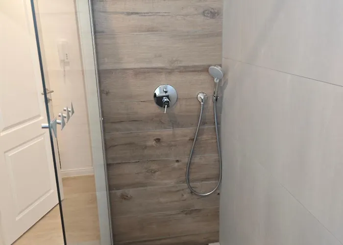 - Geisweid Work And Neu Modernisiert 2 Schlafzimmer Badezimmer Balkon Siegen