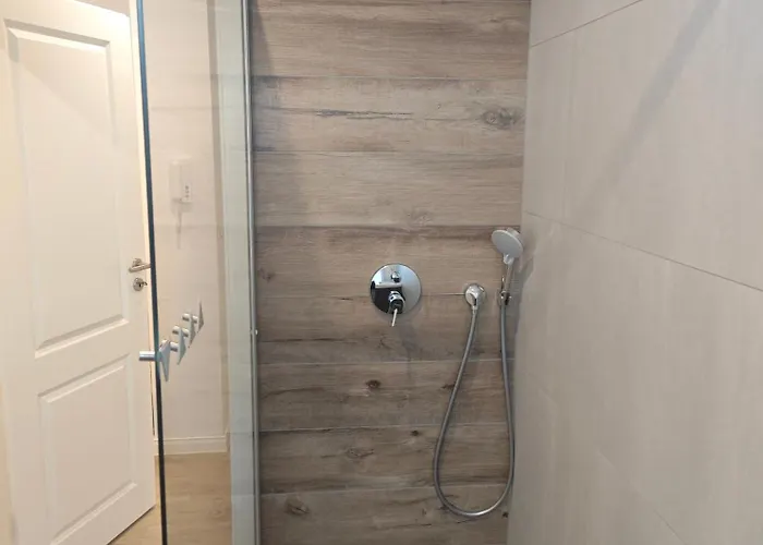 - Geisweid Work And Neu Modernisiert 2 Schlafzimmer Badezimmer Balkon Lägenhet Siegen